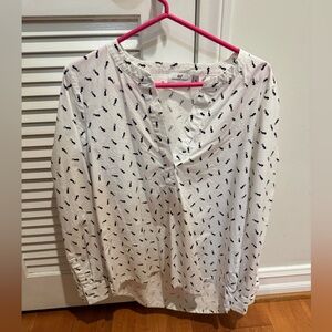 Vineyard Vines White V-neck Popover Top with Navy Seahorse Design